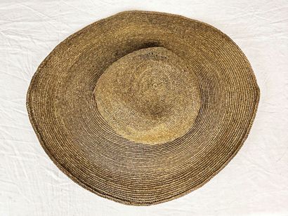 Trois gigantesques chapeaux de mode pour...