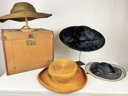Trois gigantesques chapeaux de mode pour...