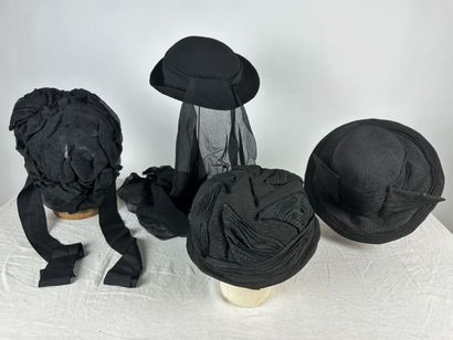 Quatre chapeaux de mode noir en crêpe de...