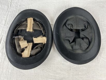 Deux chapeaux claque en satin noir dont un...