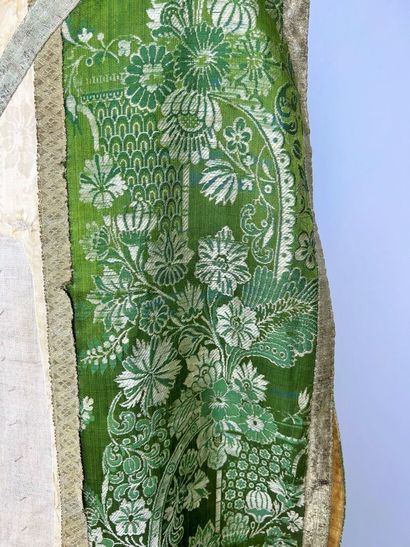 Deux chasubles à la romaine partielles en...