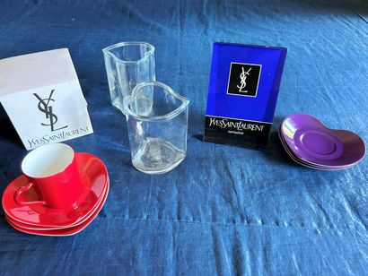 Une plaque en Plexiglass Yves Saint Laurent...