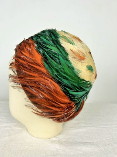 Une collection de cinq bibis en plumes à...