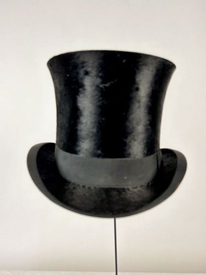 Un chapeau haut de forme taupé noir griffé...
