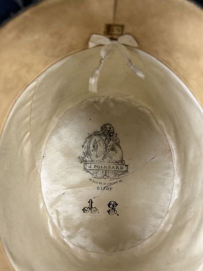 Quatre chapeaux melon en feutre noir, à bords...