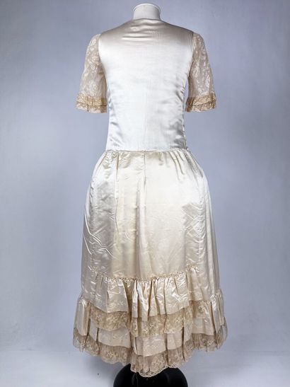 Une robe de style pour la cérémonie en satin...