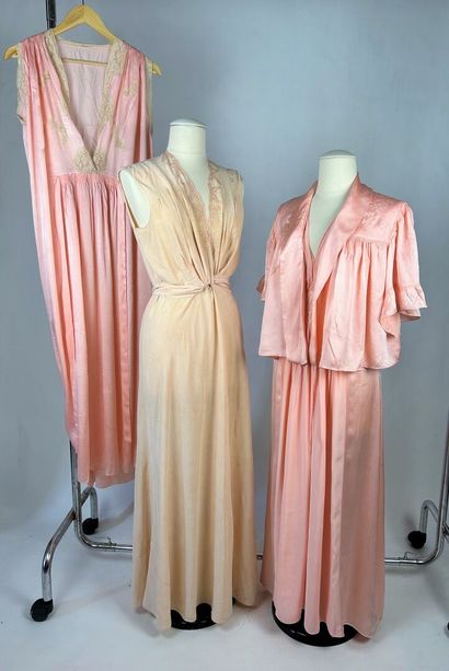 Trois robes longues, déshabillés pour le...