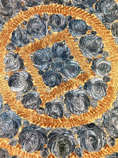 Un nappe ronde brodée, Hongrie, première...