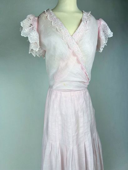 Robe d'été d'une adolescente en organdi rose...