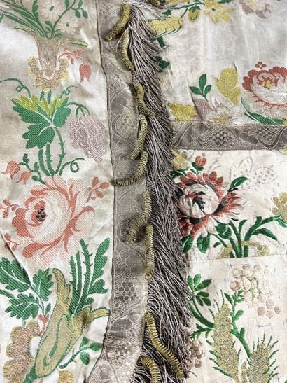 Une chasuble romaine et une châpe pluvial...