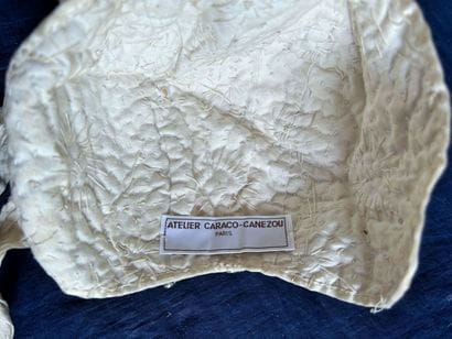 Trois bonnets de cérémonie à clinquants pour...