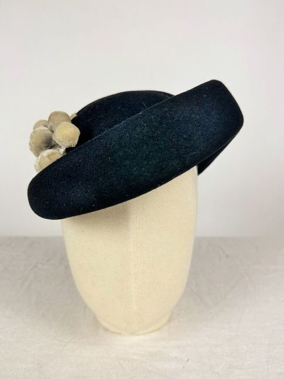 Cinq chapeaux de mode pour dame en feutre...