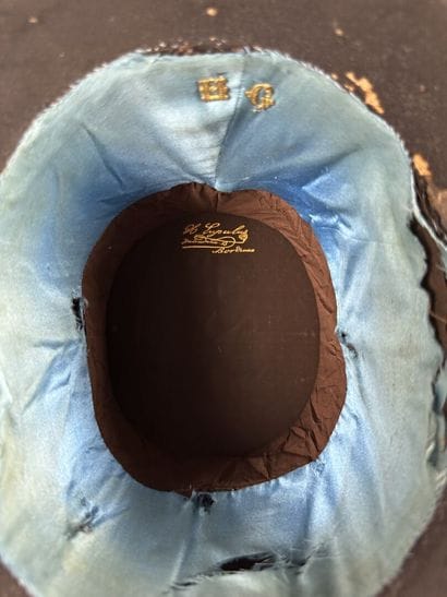 Deux chapeaux haut de forme à tuyau de poële,...