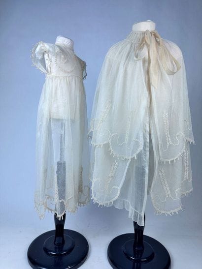 Une robe et cape de cérémonie pour fillette...