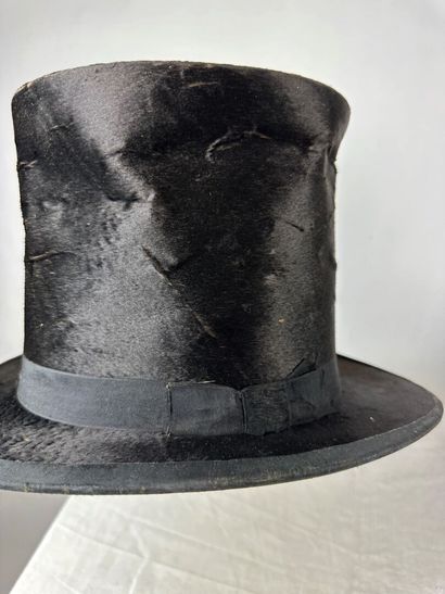Deux chapeaux haut de forme taupé noir, dont...