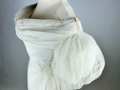 Une robe de bal à manches ballon, période...
