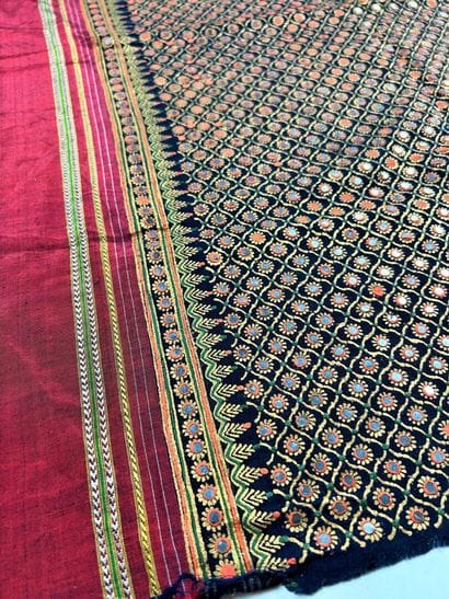 Un textile Kutch, lampas en taffetas rouge...