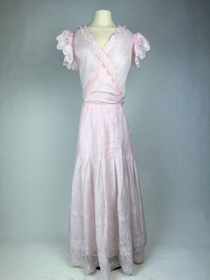 Robe d'été d'une adolescente en organdi rose...
