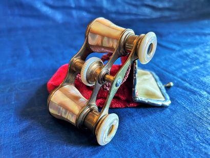 Une paire de jumelles d'Opéra Belle Epoque...