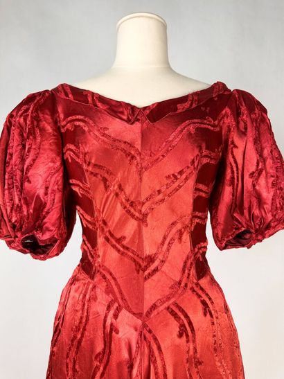 Robe longue pour le soir en satin broché...