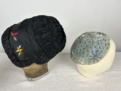 Quatre coiffes, bonnets et bibi Circa 1900-1920,...
