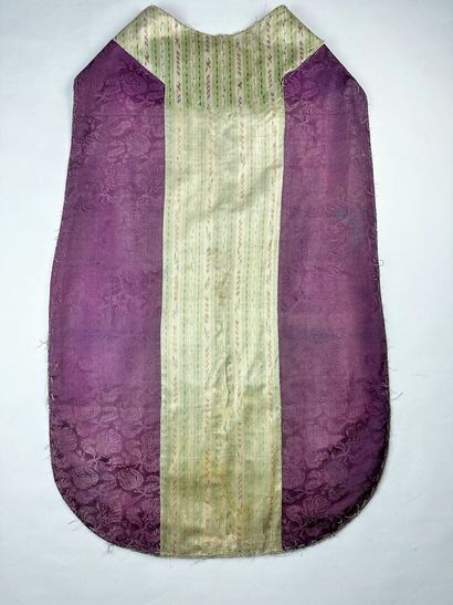Deux chasubles à la romaine partielles en...