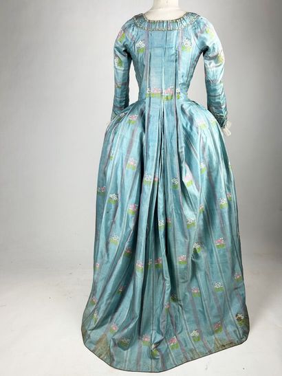 Une robe à la française, manteau et jupe...
