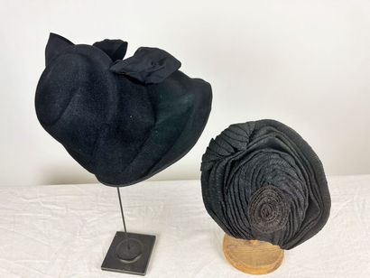 Cinq chapeaux de mode en feutre noir des...