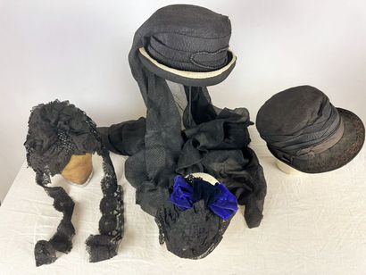 Quatre chapeaux de mode et bibis noir dont...