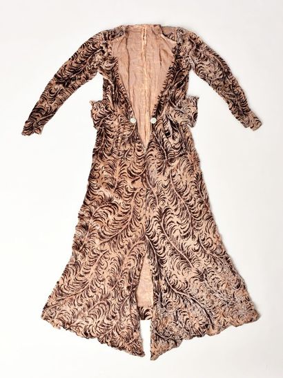 Une robe du soir à traine en velours dévoré...
