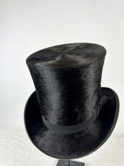 Trois chapeaux haut de forme taupés noir...