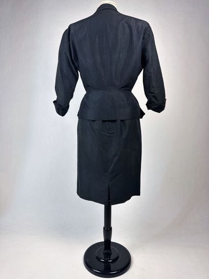 Tailleur jupe Bar en faille lustrée noire,...