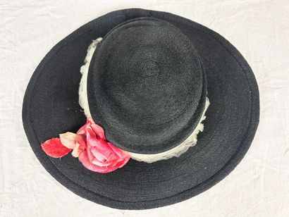 Quatre chapeaux de mode en paille noire pour...