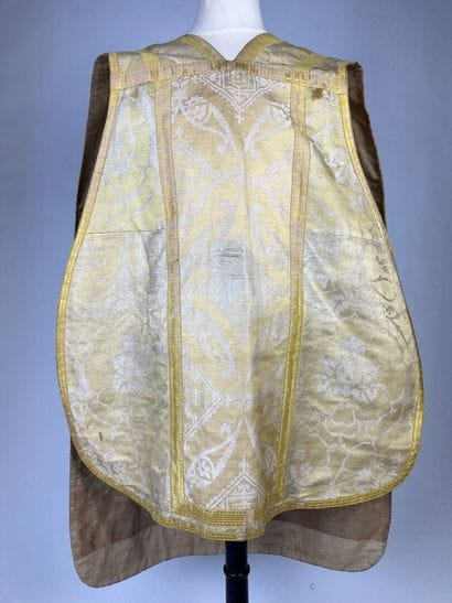 Chasuble à la romaine à deux brocarts en...