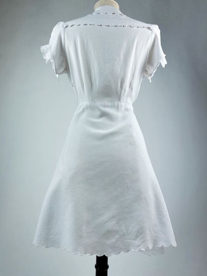Petite robe en drap de coton blanc pour le...
