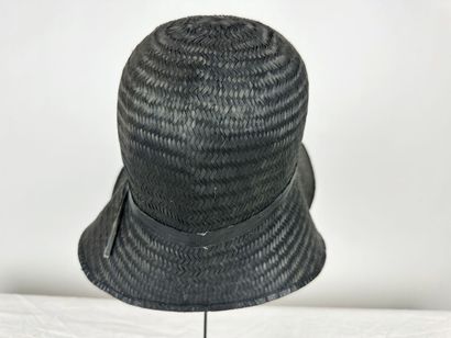 Quatre chapeaux de mode en paille noire pour...