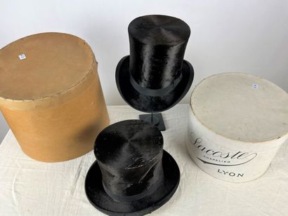 Deux chapeaux haut de forme taupé noir, dont...