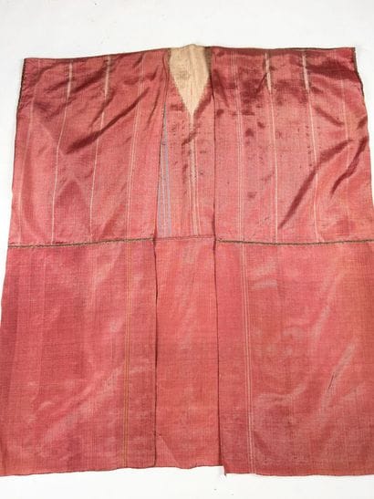 Un kaftan en tapisserie de soie saumon dit...