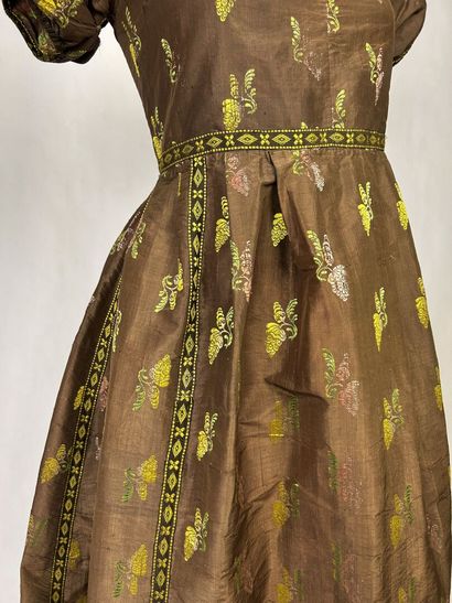 Une robe en taffetas liseré fond marron,...