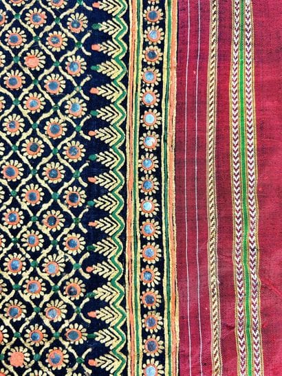 Un textile Kutch, lampas en taffetas rouge...