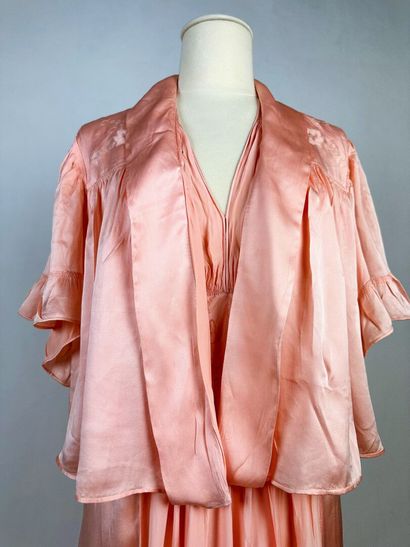 Trois robes longues, déshabillés pour le...