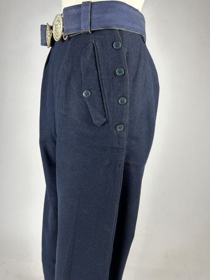 Un pantalon de métier en drap de laine bleu-marine...