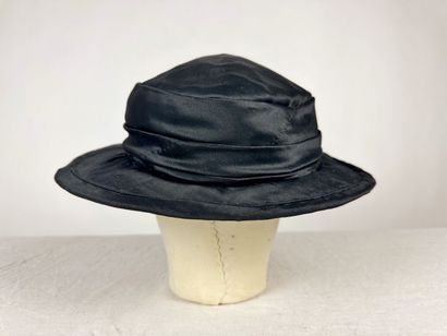 Trois grand chapeaux noir de mode pour dame...