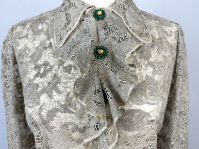 Un corsage en fine guipure couleur lin-ficelle...