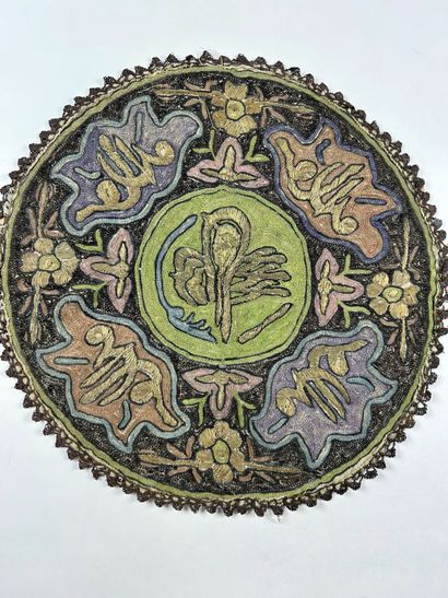 Un napperon brodé à la Tugra, Empire Ottoman...