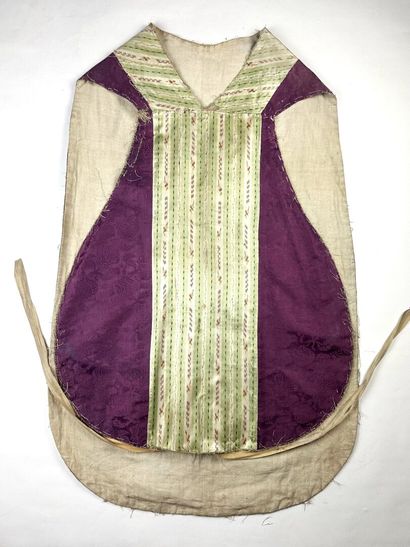 Deux chasubles à la romaine partielles en...