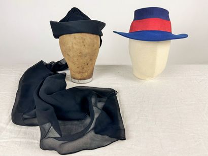 Quatre beaux chapeaux de mode et bibis en...