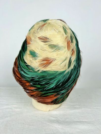 Une collection de cinq bibis en plumes à...
