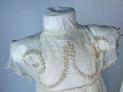 Une robe et cape de cérémonie pour fillette...