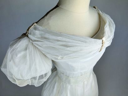 Une robe de bal à manches ballon, période...